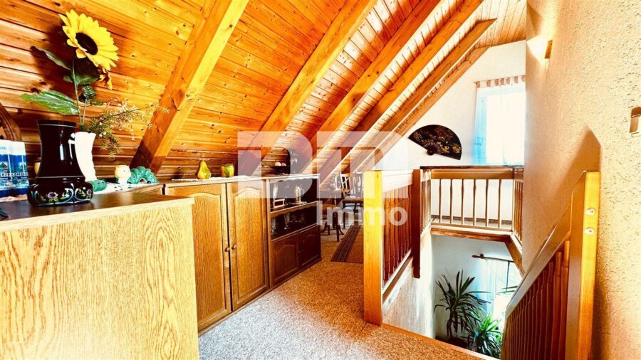 Schönes Mehrfamilienhaus geteilt nach WEG mit umfangreichen Nutzflächen und Traumgrundstück - 3.OG / DG Flur / Diele / Treppenaufgang